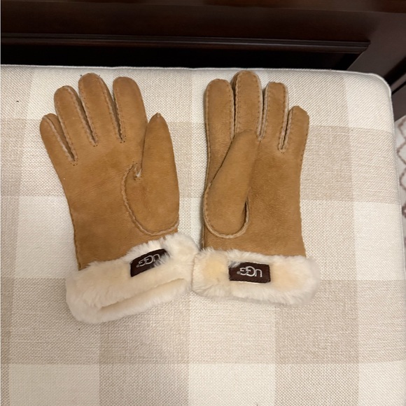 UGG Tan Shearling Gloves - Picture 2 of 5